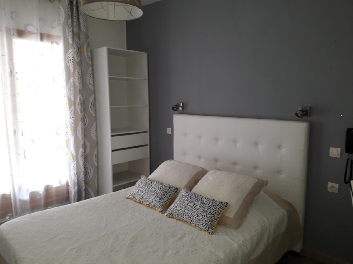Hotel Le Chatelet Saint Paul de Fenouillet Bagian luar foto