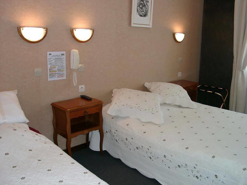 Hotel Le Chatelet Saint Paul de Fenouillet Bagian luar foto