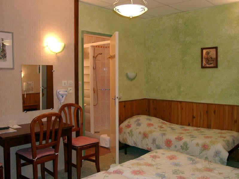 Hotel Le Chatelet Saint Paul de Fenouillet Bagian luar foto
