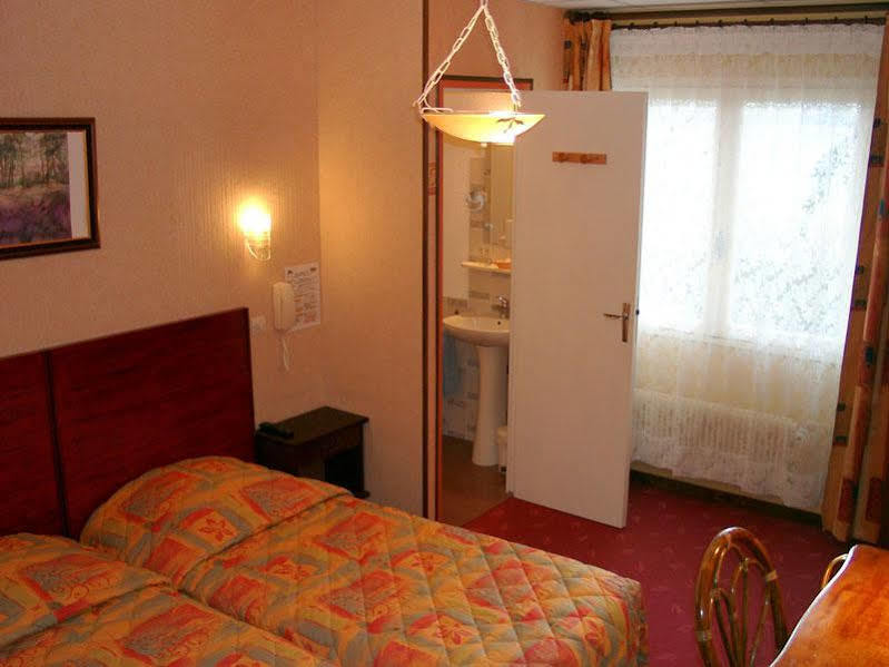 Hotel Le Chatelet Saint Paul de Fenouillet Bagian luar foto