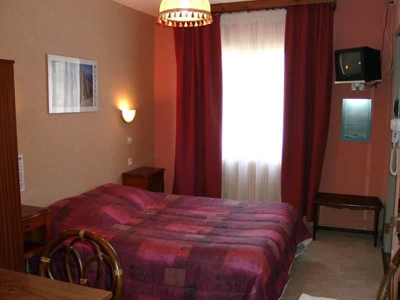 Hotel Le Chatelet Saint Paul de Fenouillet Bagian luar foto